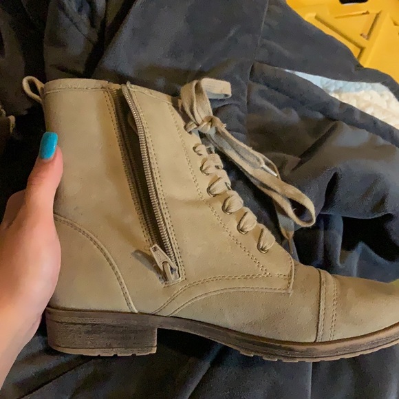 boots size 7 in woman’s - Picture 1 of 4